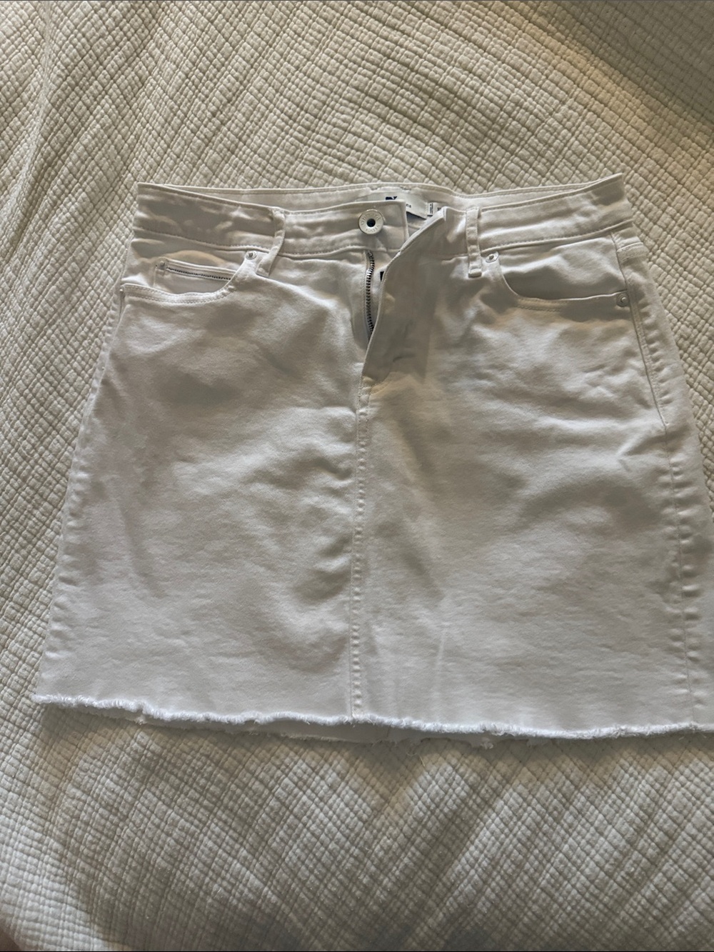 Vineyard Vines Women's Stretch Raw Edge Mini Jean Skirt White Denim Size 10 NWT